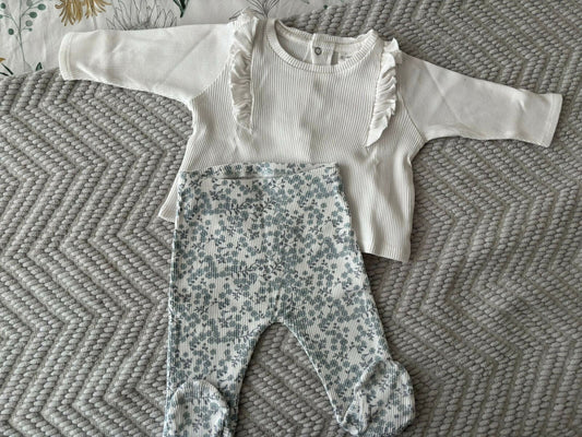 Conjunto Opaline polera blanca y calzas floreadas 6 meses